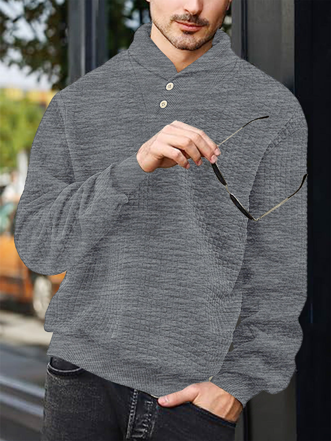 Herrer nan elegant strikpullover med sjalkrave, knapliste ved halsen og ternet vaffelmønster Skovae