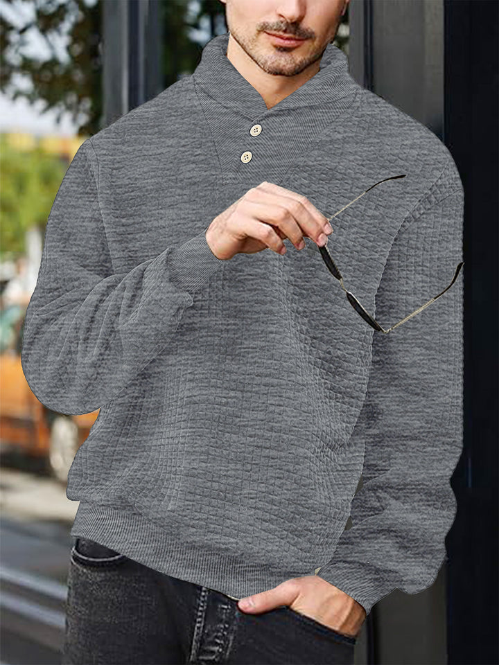 Herrer nan elegant strikpullover med sjalkrave, knapliste ved halsen og ternet vaffelmønster Skovae