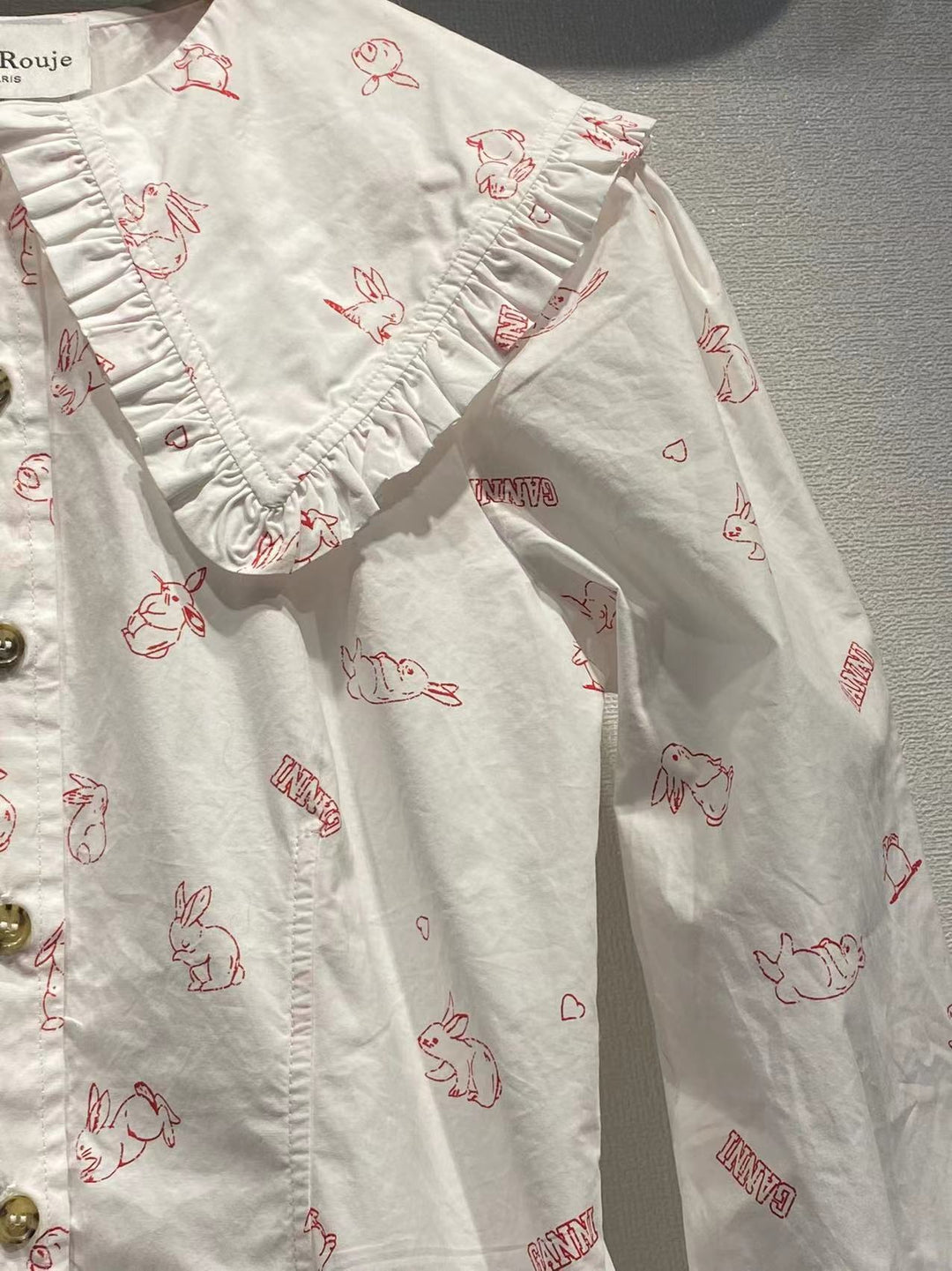 Dame ruffles bluse med dyremotiv og stilfuld krave Stilla