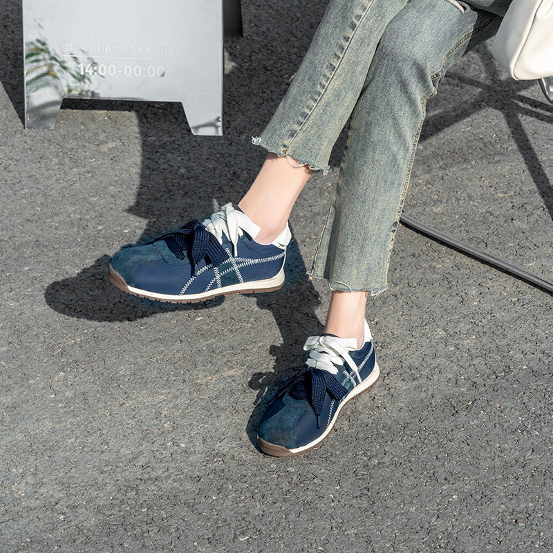 Dame Sporty Sneakers med blødt overmateriale og elegante pyntesyninger Stilla