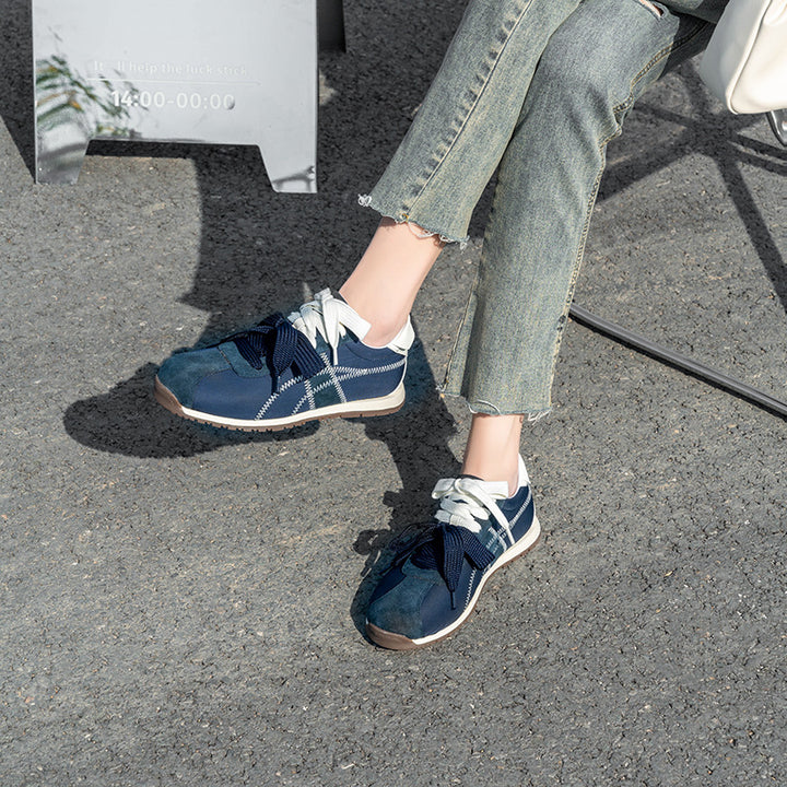 Dame Sporty Sneakers med blødt overmateriale og elegante pyntesyninger Stilla