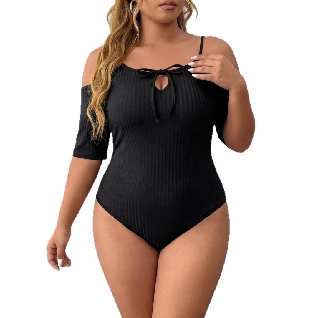 Dame tætsiddende top med off-shoulder design Skovae