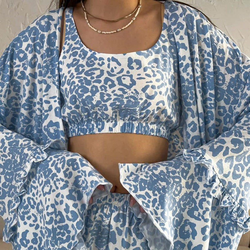 Dame sæt bestående af cropped top, shorts og kimono-robe i leopardmønster Stilla