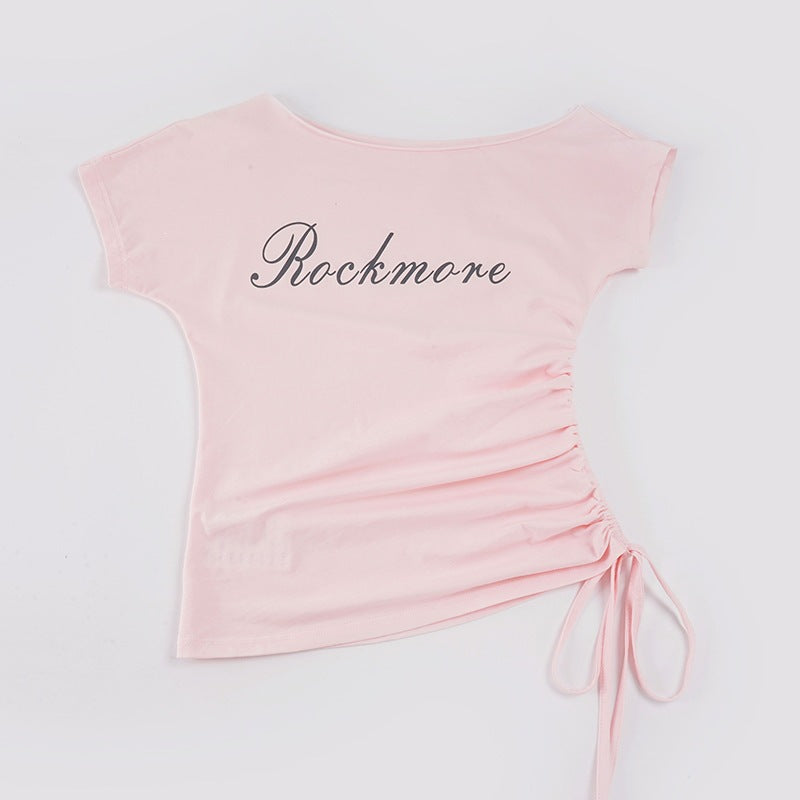 Dame Off-Shoulder T-Shirt med rynker og moderne skrift Skovae