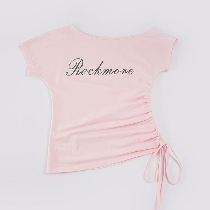 Dame Off-Shoulder T-Shirt med rynker og moderne skrift Skovae