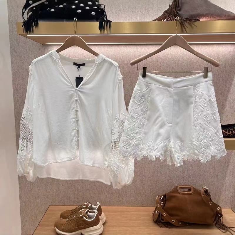 Damebluse med romantiske spidse ærmer og elegant knaplukning Stilla