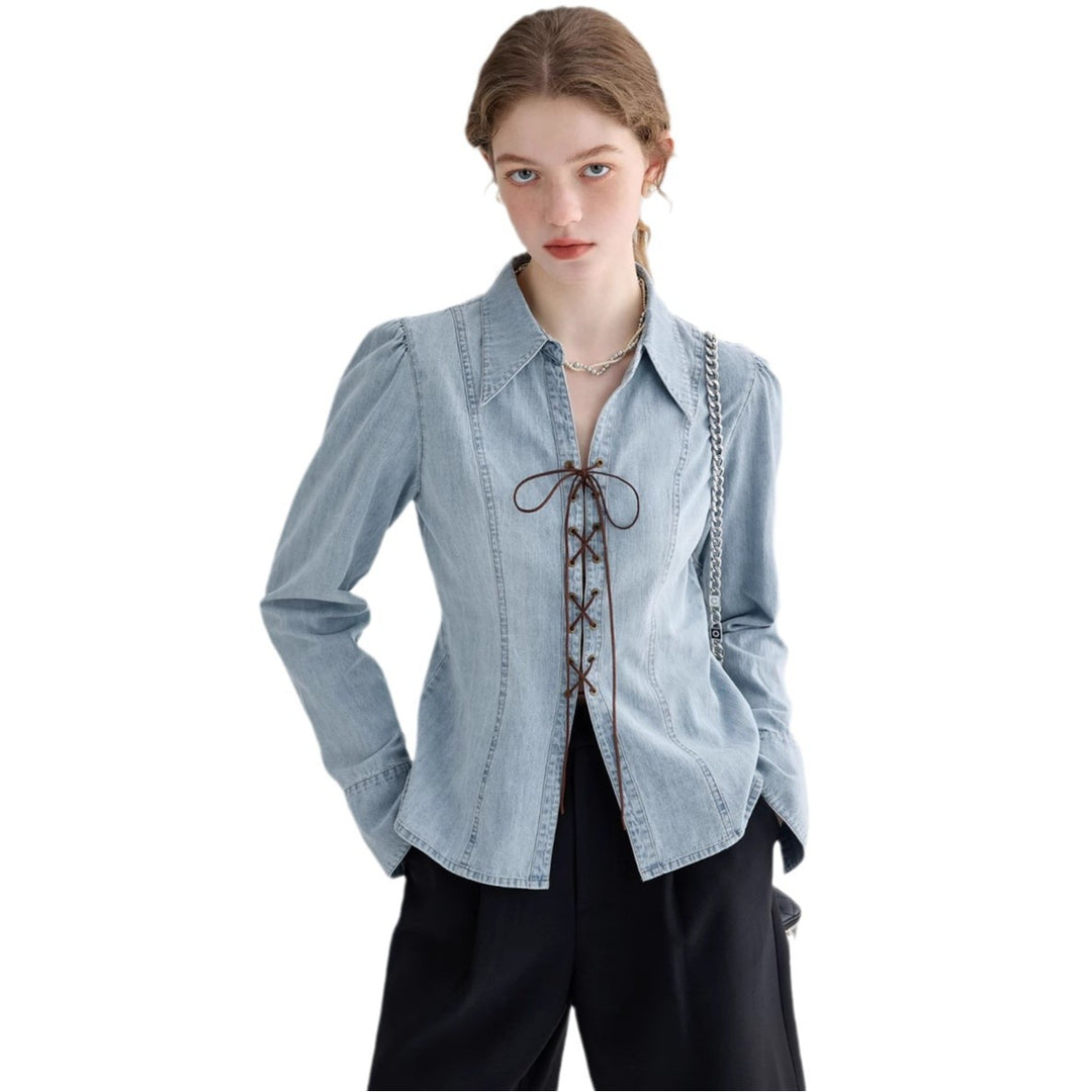 Kvinders jeansbluse med snøret halsudskæring og elegante pufærmer Stilla