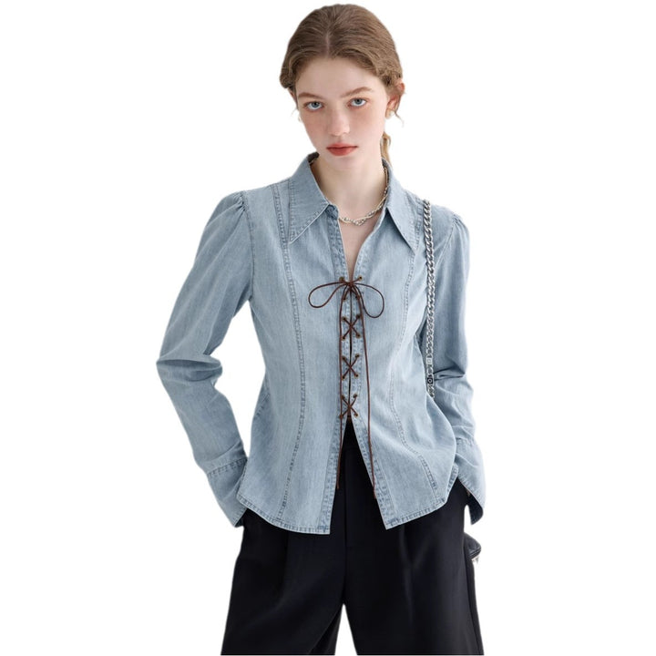 Kvinders jeansbluse med snøret halsudskæring og elegante pufærmer Stilla