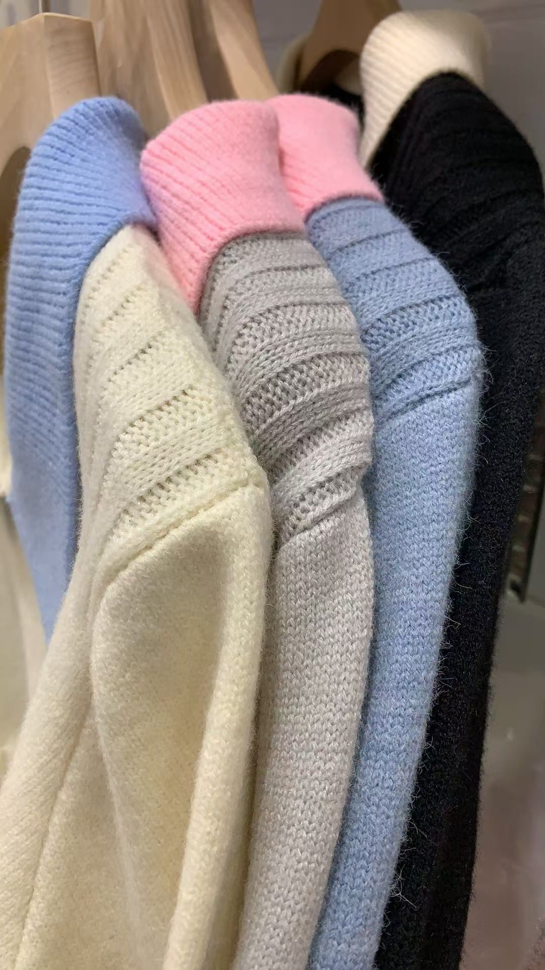 Kvindernes elegante striktrøje med krave og knapdetaljer Stilla