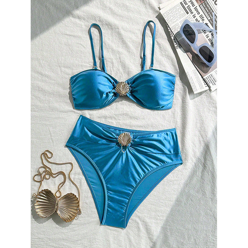 Dame Bandeau-bikini med elegant muslingdetalje og høj benudskæring Skovae