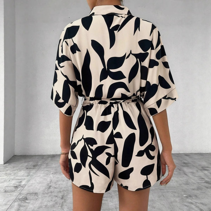 Dame kortærmet jumpsuit med blomsterprint og taljebælte Skovae