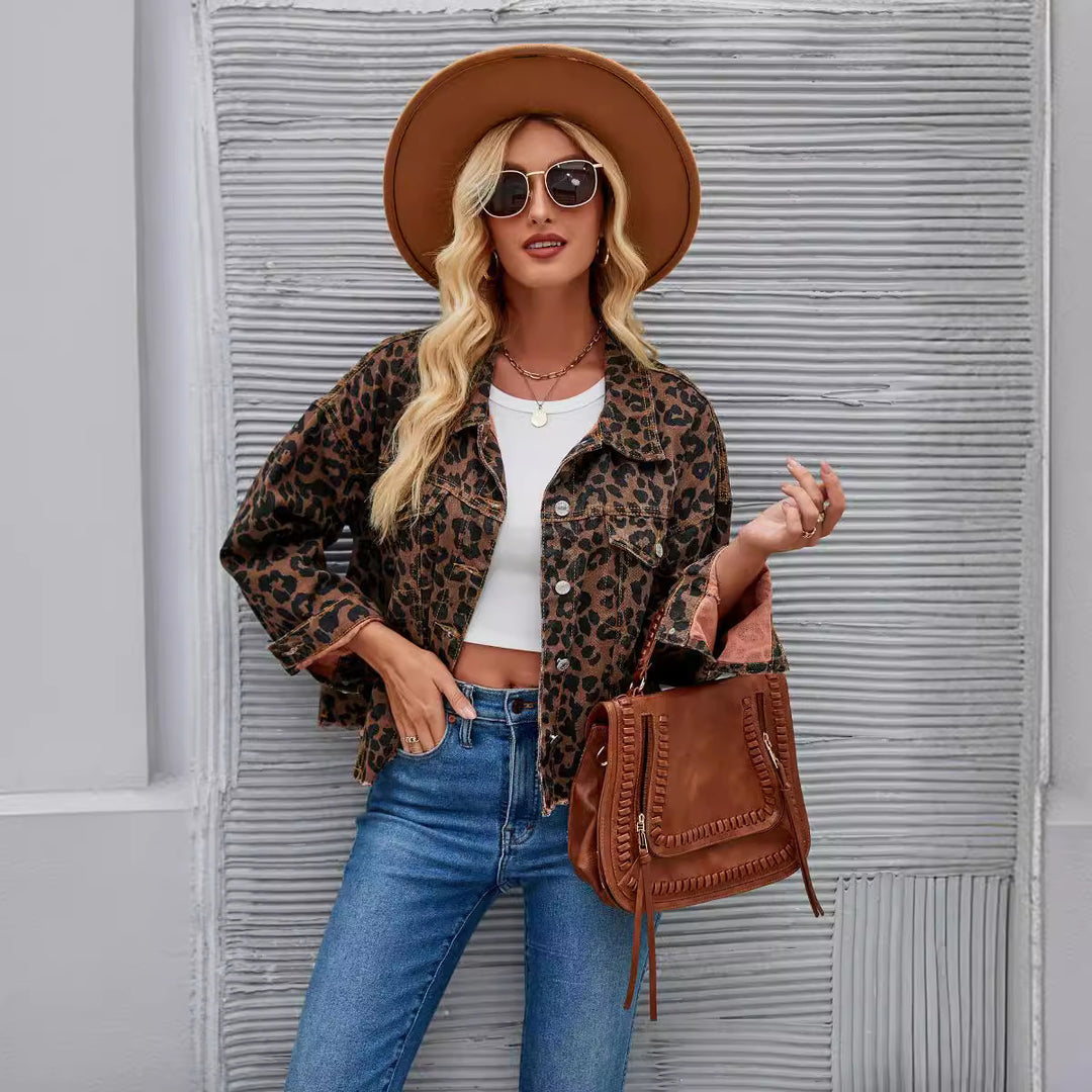 Dame ternet jeansjakke i trendy leopardmønster med moderne snit