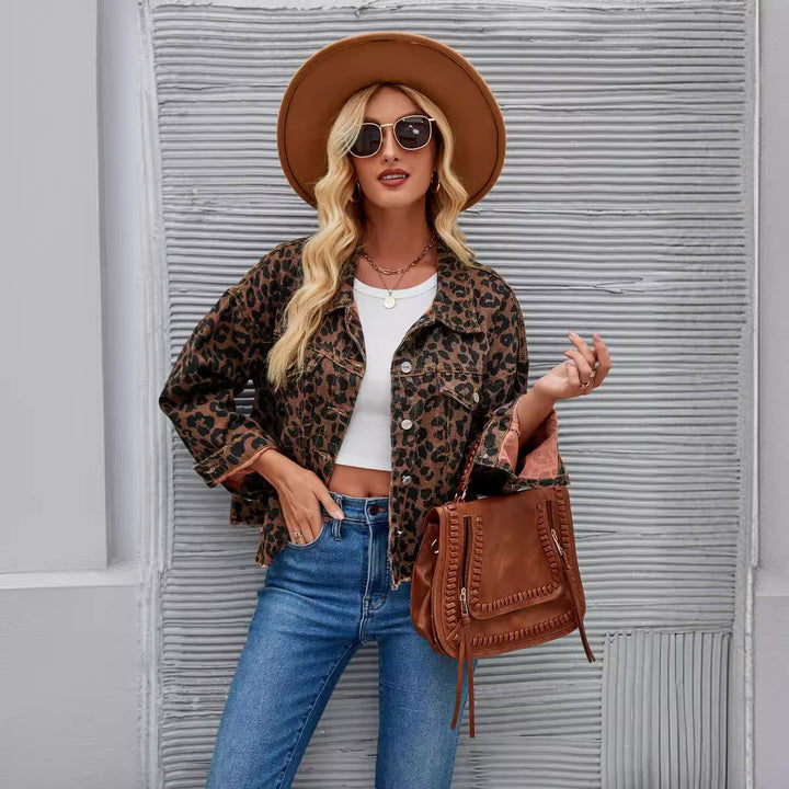Dame ternet jeansjakke i trendy leopardmønster med moderne snit