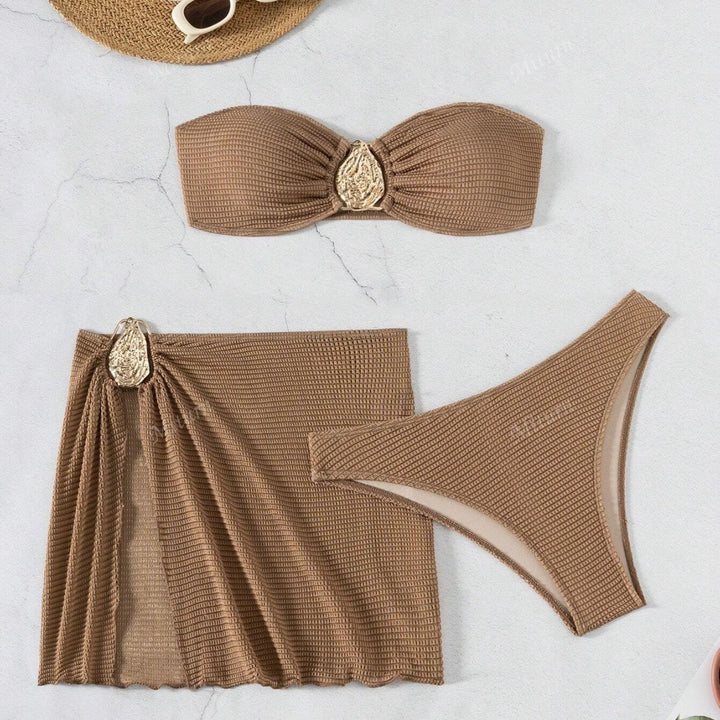 Dame bikini-sæt med dekoreret sarong og elegant bandeau-top Skovae