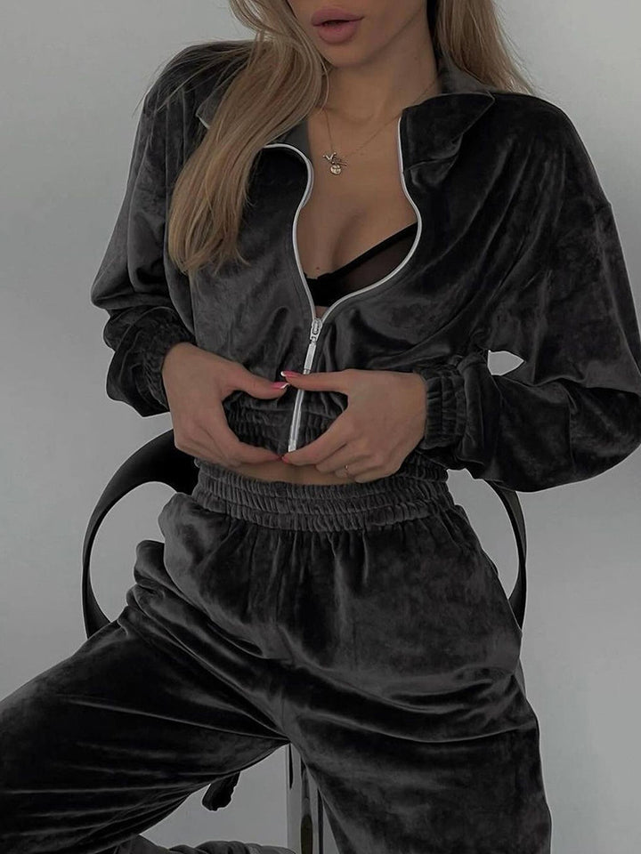 Kvinders fashionable velour sportsdragt med halv lynlås og elastiske manchetter Skovae