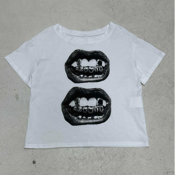 Dame afslappet T-shirt med glitrende korsdesign og generøs udskæring Skovae