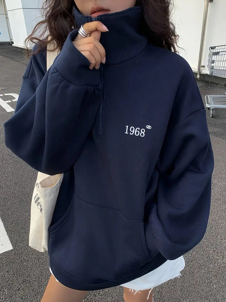 Dame sweatshirt med høj krave og praktisk kanga lomme Skovae