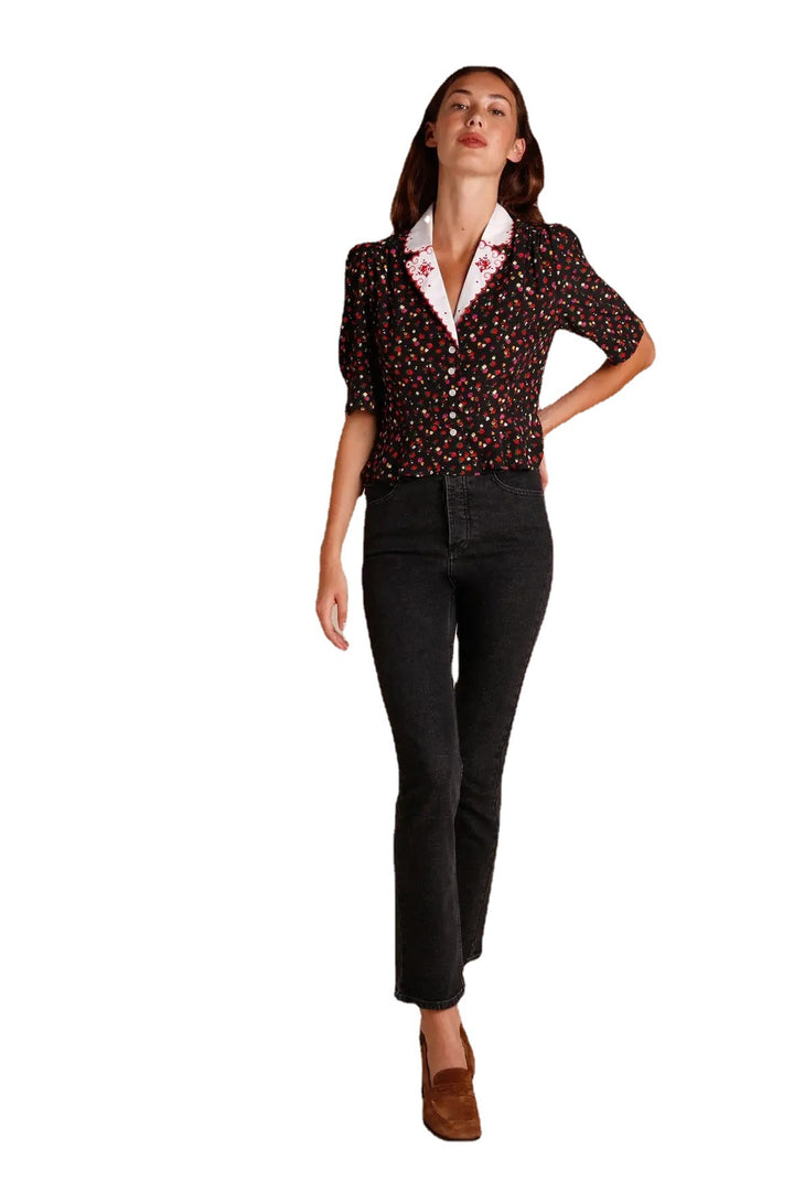 Damebluse med florale accenter og elegant krave Stilla