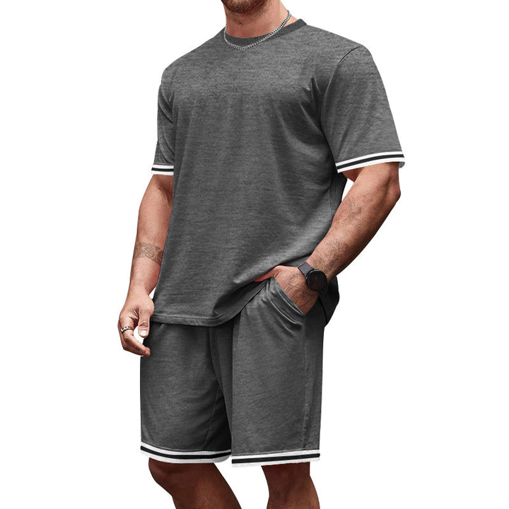 Herre nan sporty jersey sæt bestående af kortærmet t-shirt og bermuda shorts med kontraststriber, elastisk talje og skrålommer Skovae