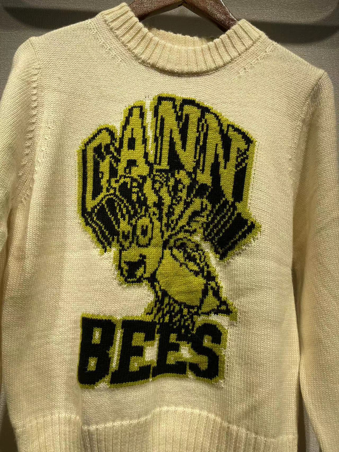 Dame sweater med unikt grafisk strikdesign og kvalitetsmateriale Stilla