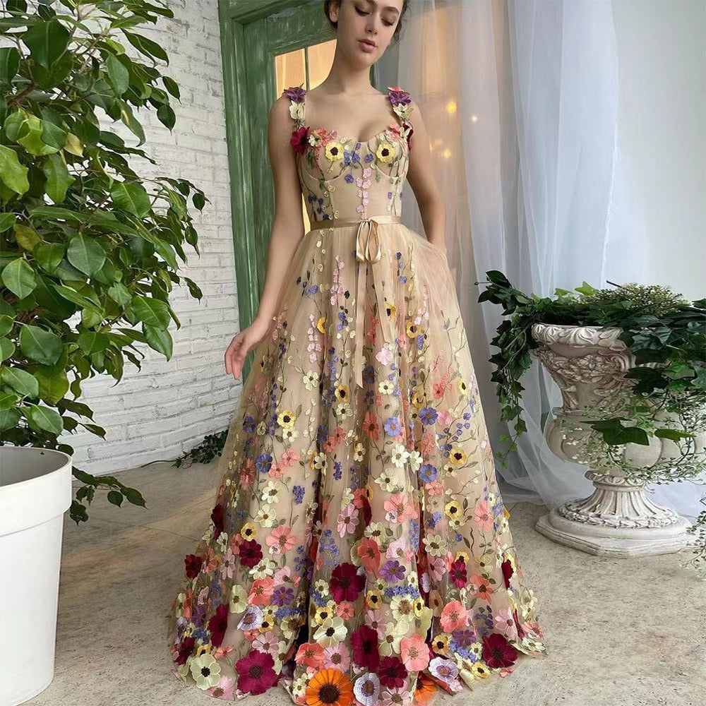 Dame Prunkfuldt Aftenkjole med blomsterdesign og transparent tylstof Stilla