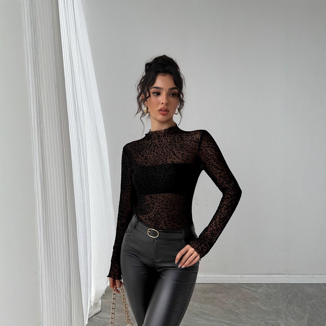 Dame med en tætsiddende transparent net-top med hævet fløjlspræget leopardprint og høj hals Skovae