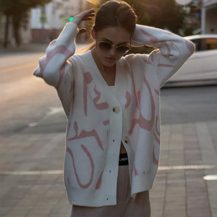 Dame cardigan med moderne mønster og elegante knapper