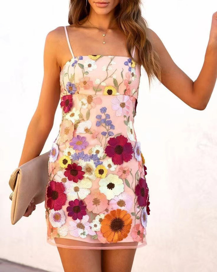 Kvinders blonde elegante cocktailkjole med blomster 3D-applikationer