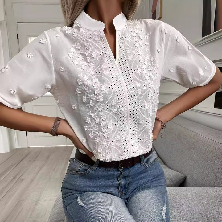 Damebluse med florale broderier og knapliste Stilla