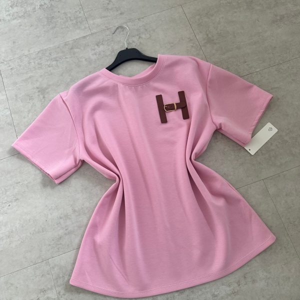 Kvinders fashionable t-shirt med unikt logo detalje og afslappet pasform