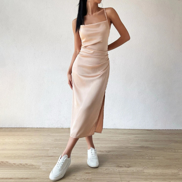 Dame Satin-Midikjole med smalle stropper og elegant slids Skovae
