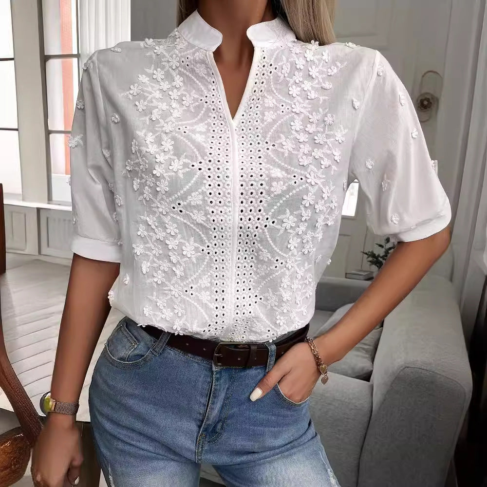 Damebluse med florale broderier og knapliste Stilla