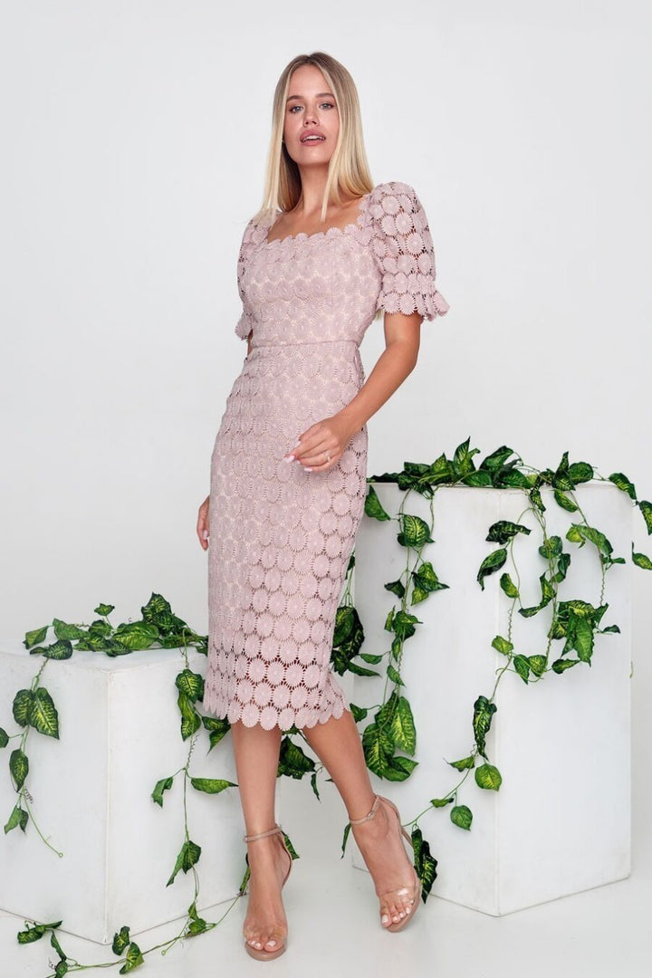 Kvinders figursyet blondkjole med off-shoulder design og voluminøse puf ærmer Skovae