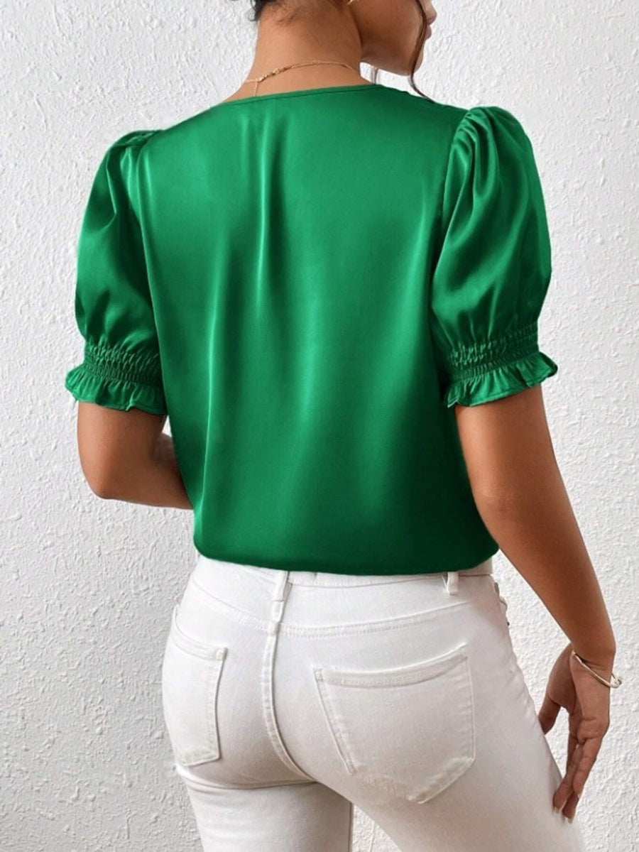 Dame satinbluse med puffærmer og elegant knaplukning Skovae