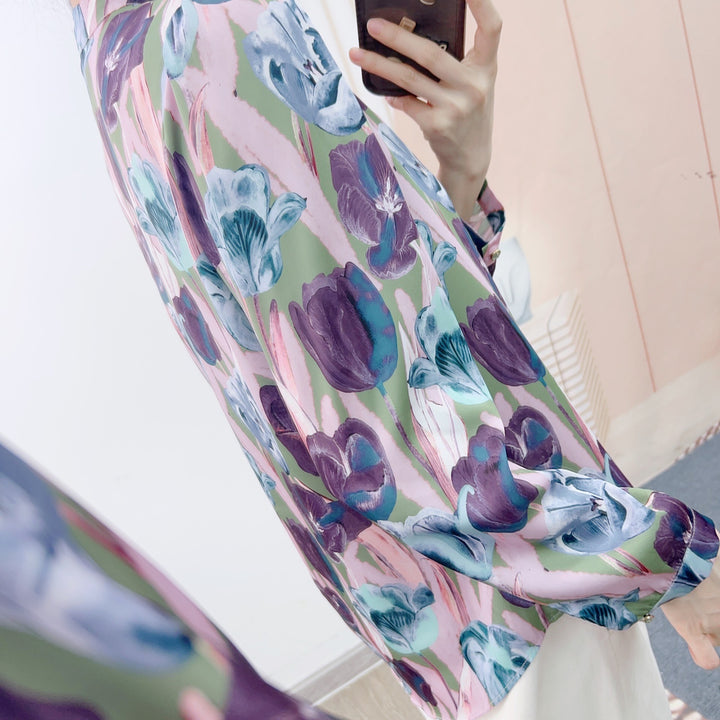 Damebluse med dekorativ slipskrave og blomsterdesign Stilla