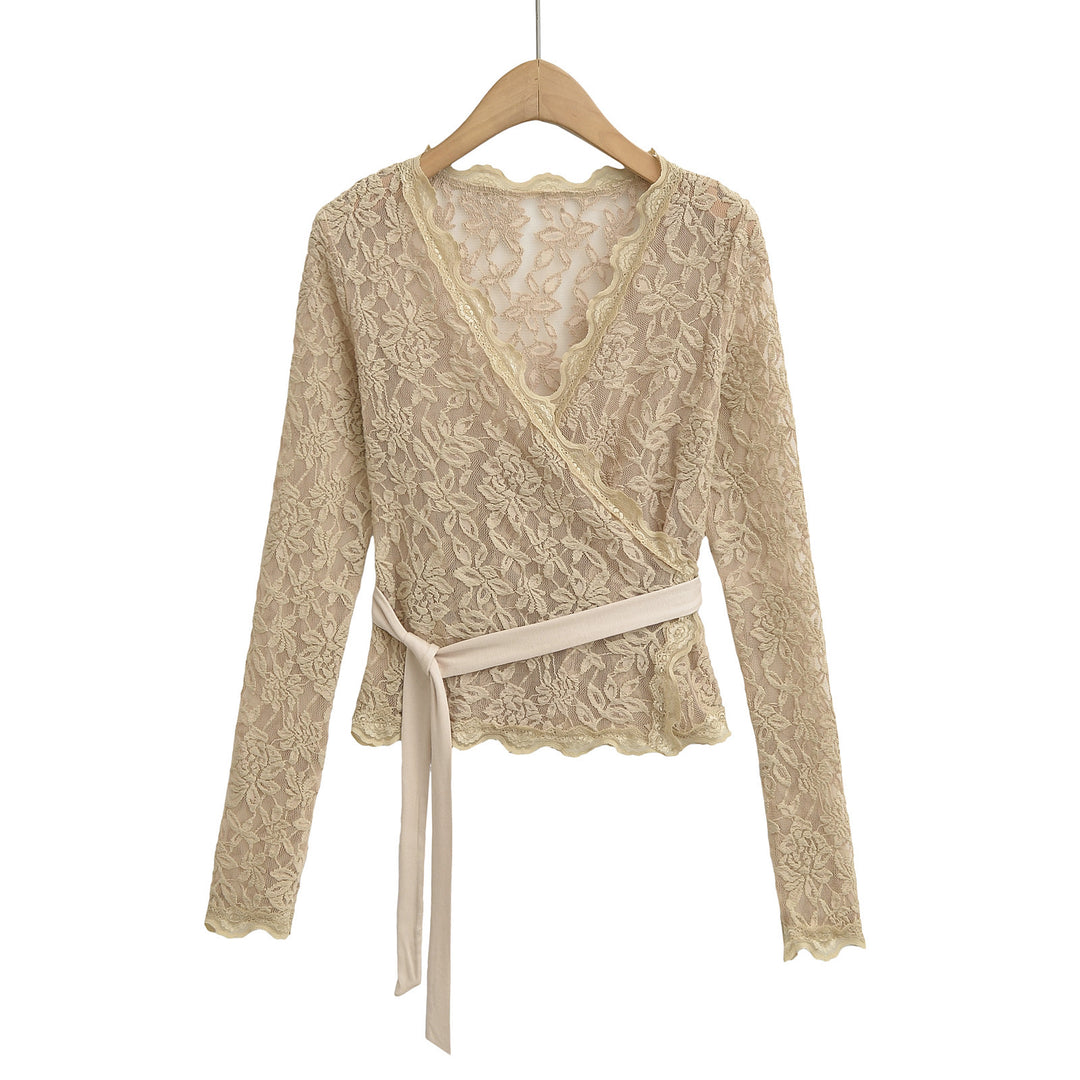 Dame spidsbluse med elegant indpakningsdesign og fine detaljer Stilla