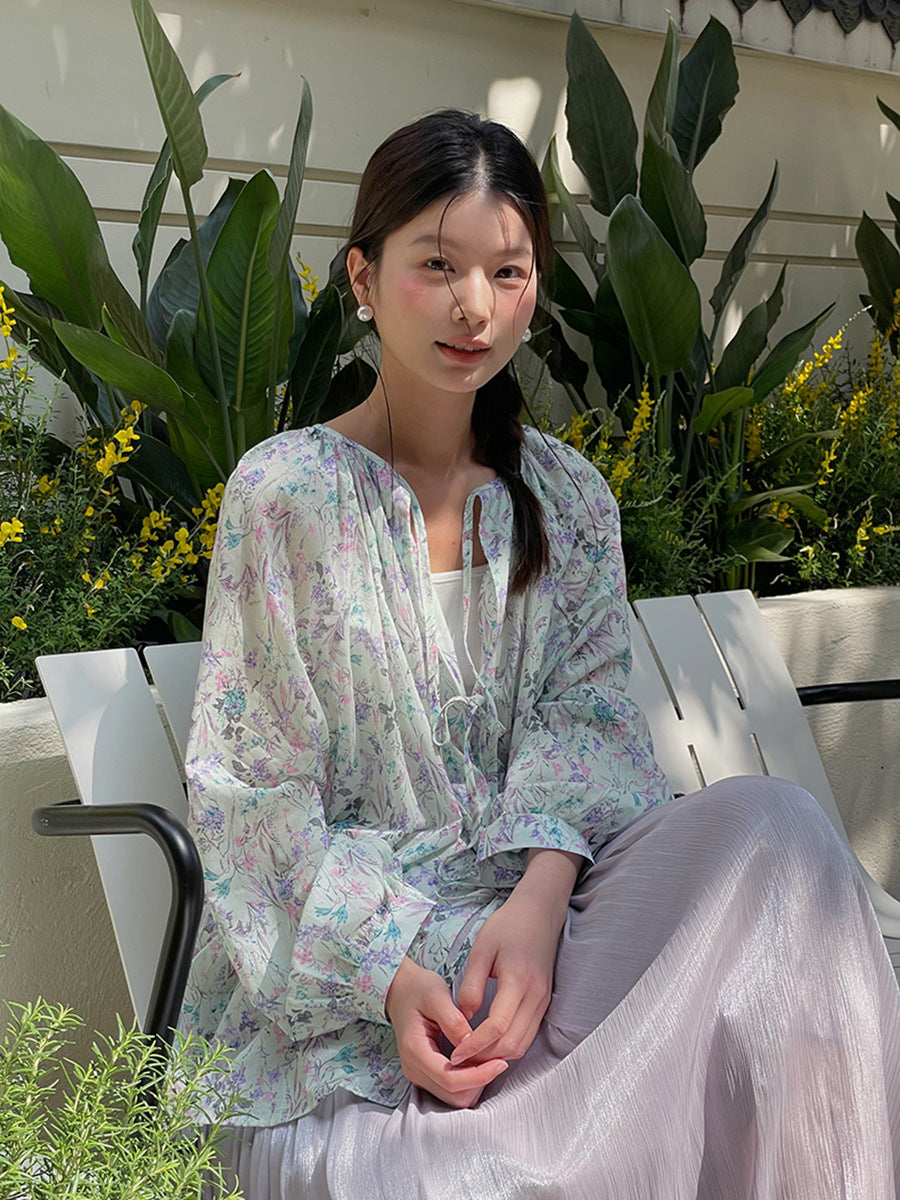 Damebluse med blomster mønster og afslappet snit Stilla