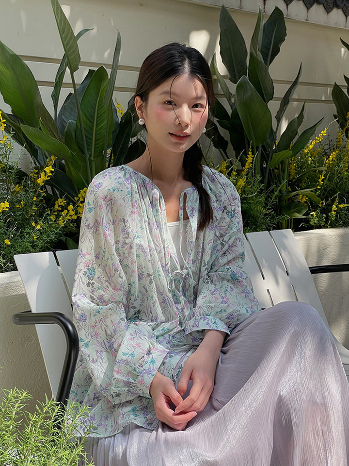 Damebluse med blomster mønster og afslappet snit Stilla