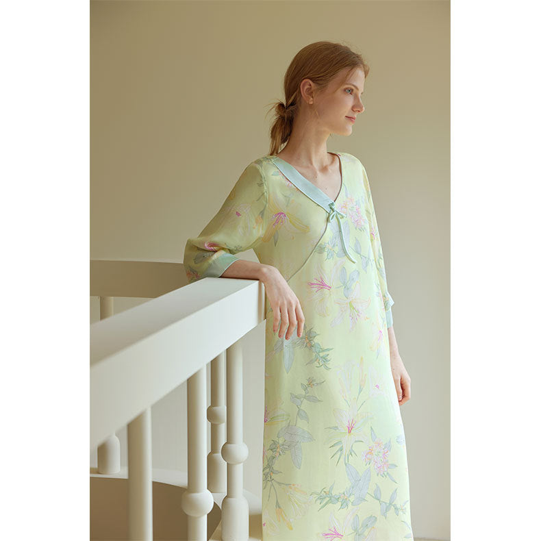 Dame natkjole med fine blomsterdesigns og elegant knapstkning Stilla