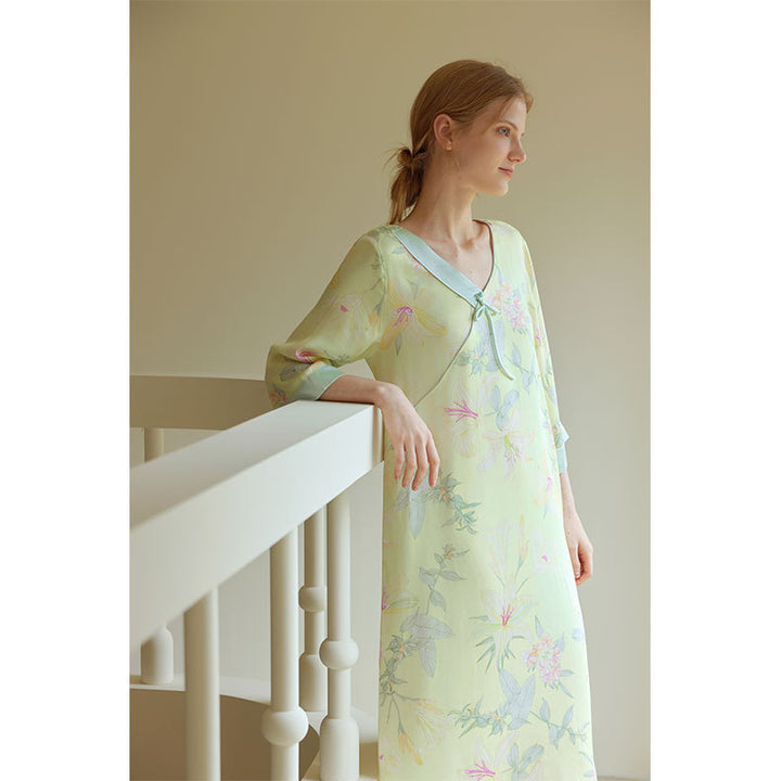 Dame natkjole med fine blomsterdesigns og elegant knapstkning Stilla