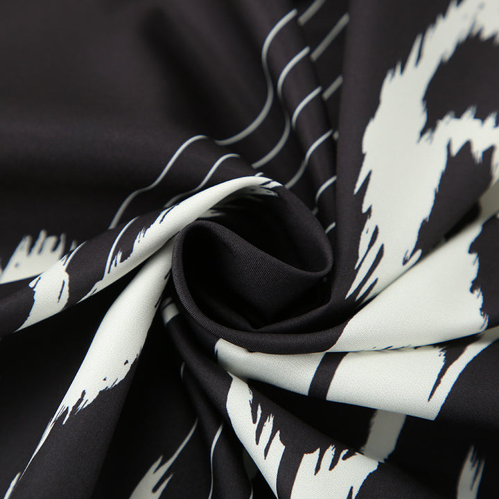 Dame Kimono-kåbe med elegant mønster og dyb slids Stilla