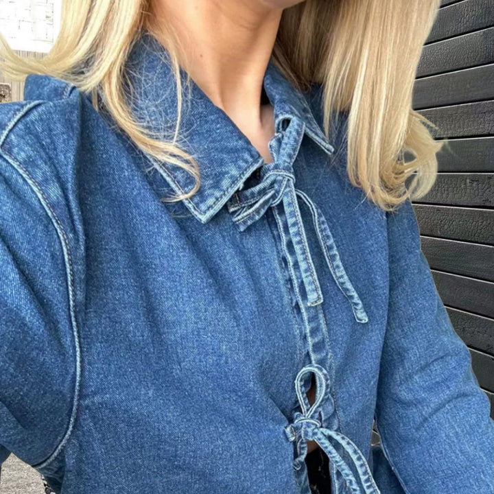 Kvindernes denimjakke med dekorative sløjfer og praktiske lommer Skovae