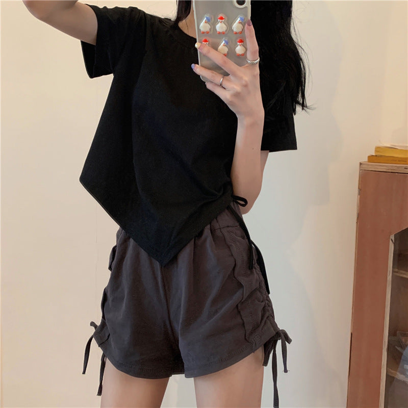Kvindernes crop top med asymmetrisk kant og løs pasform