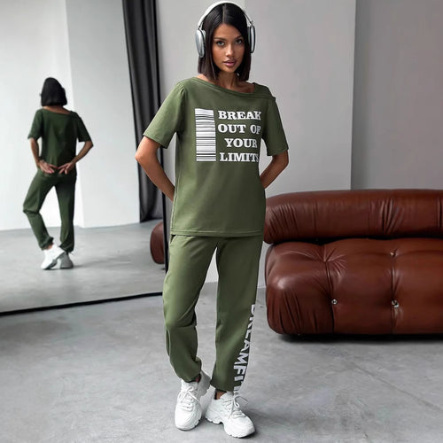 Kvinders sporty loungedragt med stilfulde udskårne ærmer og statementprint Skovae