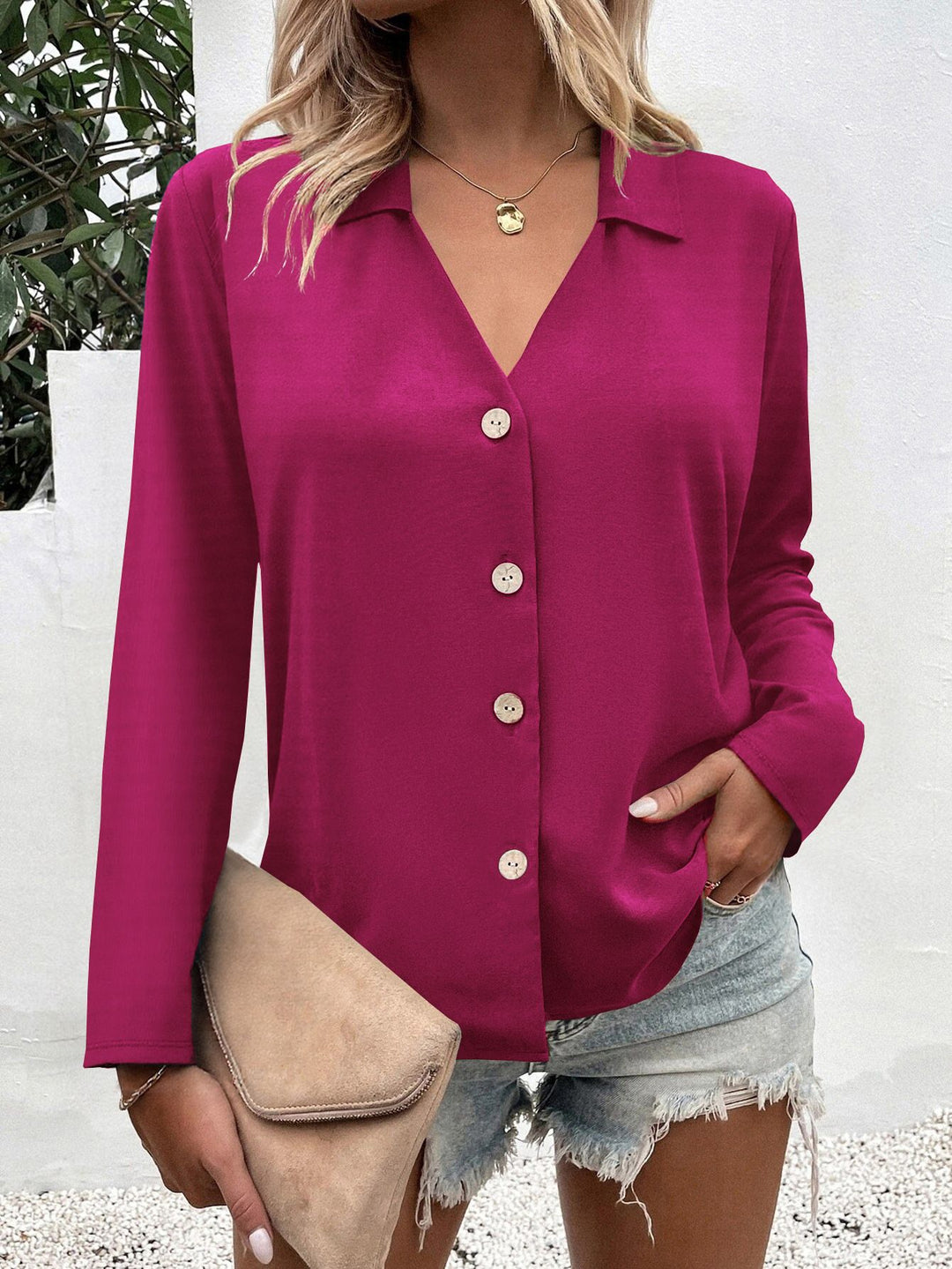 Dame elegant bluse med V-hals og knapdetaljer Stilla