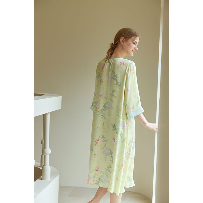 Dame natkjole med fine blomsterdesigns og elegant knapstkning Stilla