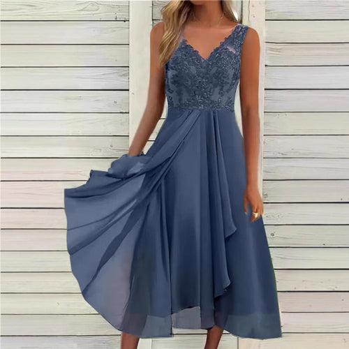 Damer i en elegant aftenkjole med broderet spids-byste, tætsiddende drapering og flydende lag-kjole Skovae