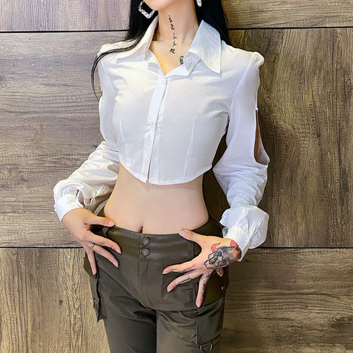 DameCrop-bluse med cut-out ærmer og elegant krave Stilla