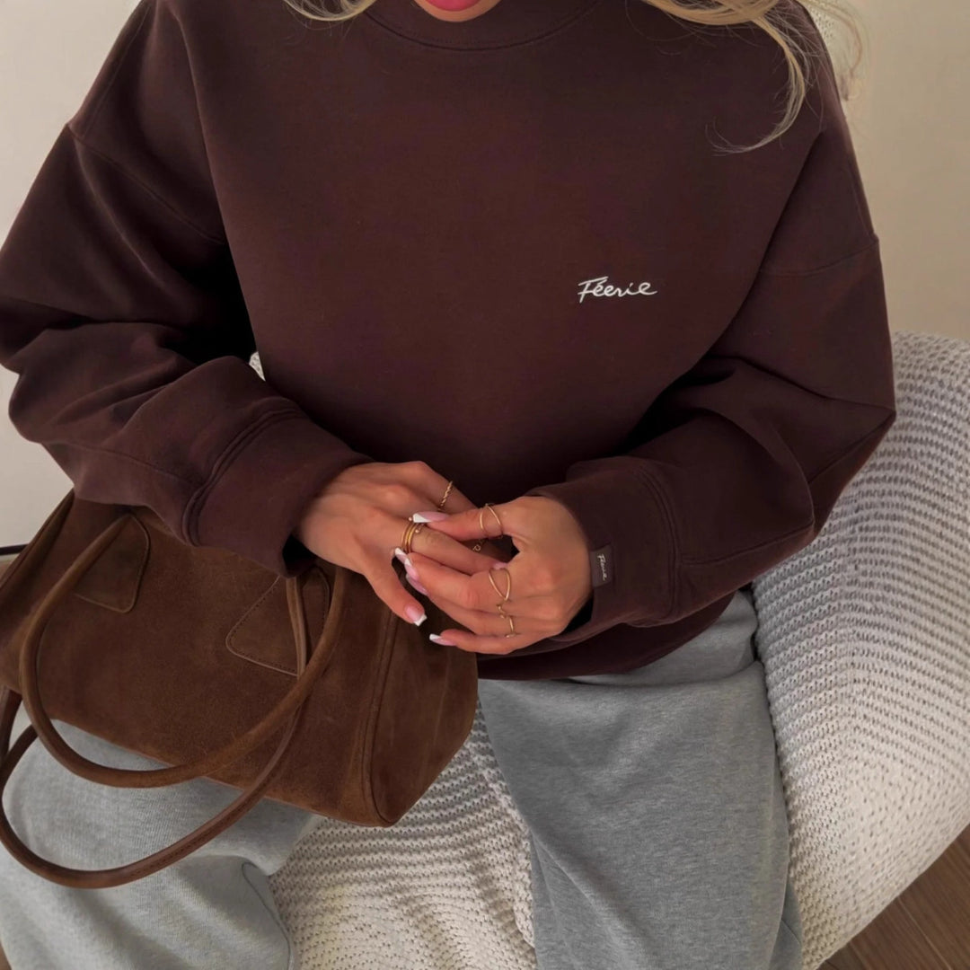 Kvinders casual oversized sweater med rund hals og diskret logo Stilla