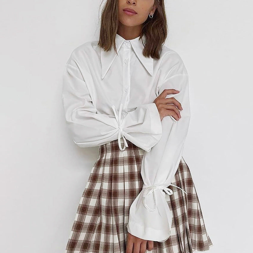 Damebluse med raffinerede knudedetaljer og elegant krave Stilla